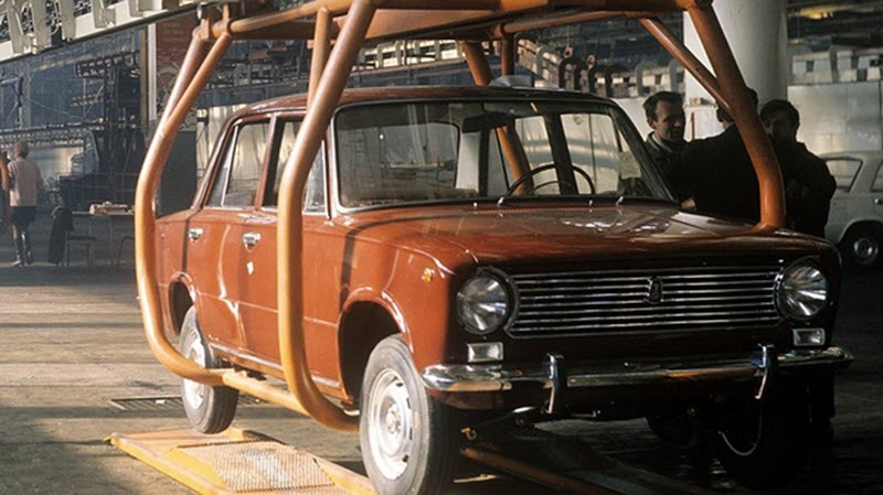 9 сентября 1970 года начат серийный выпуск «ВАЗ-2101» - «Жигули» 