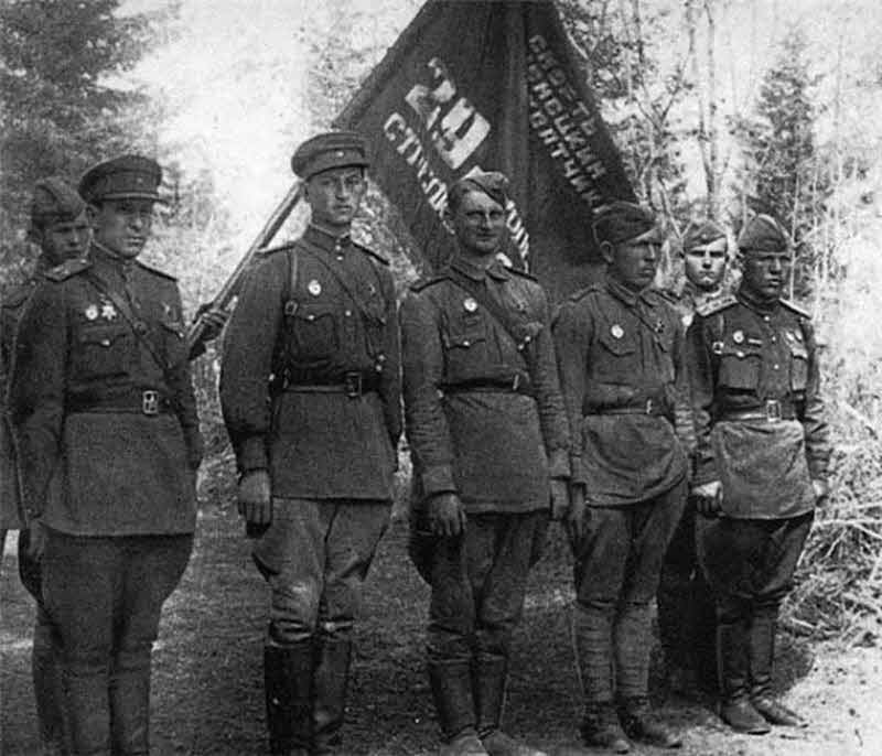18 сентября 1941 года в  Красной армии появилась «гвардейская честь» 